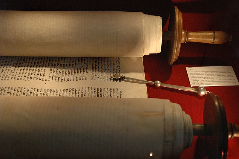 Thorahrol met een zilveren “jad”, waarmee de tekst tijdens de lezing in de synagoge wordt aangewezen 